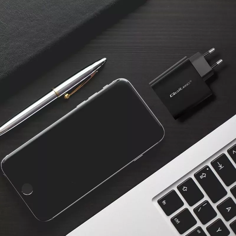 Qoltec 52381 Super Quick PD lādētājs | 1xUSB-C | 1xUSB | 90W | 5-20V | 2.4-4.35A | Melns