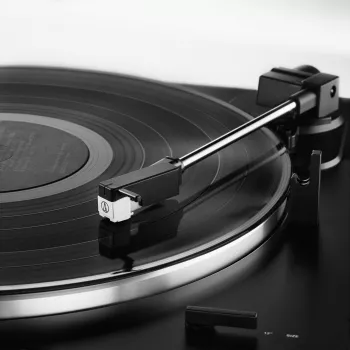 Audio-Technica AT-LP60XUSB pilnībā automātisks siksnas piedziņas atskaņotājs analogs un USB melnā krāsā
