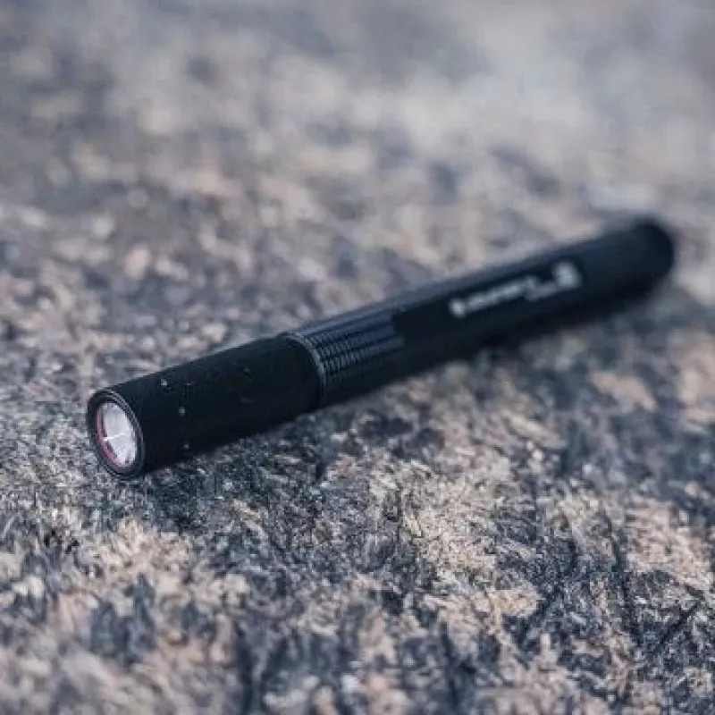 Ledlenser P4 LED pildspalvveida kabatas lukturis, melns
