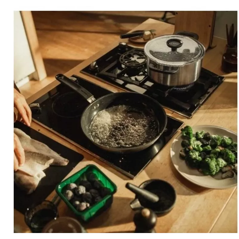 Fiskars Functional Form cepamā panna 26 cm ar keramikas pārklājumu