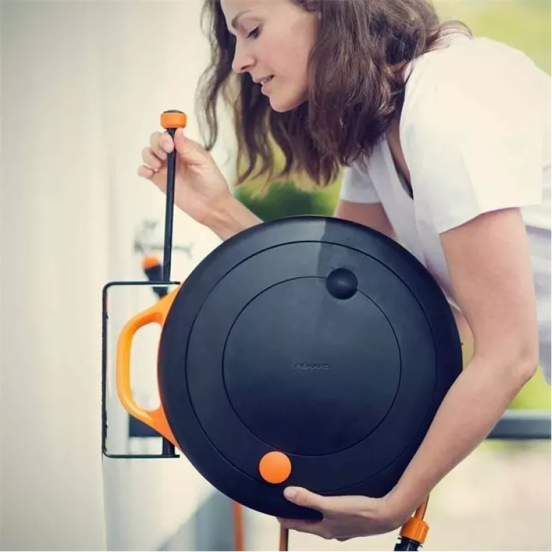 Fiskars 1020448 šļūtenes turētājs Metāls Melns