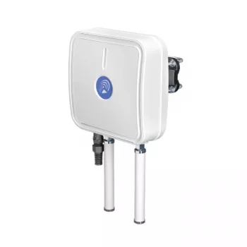 Virziena tīkla antena QuWireless QuMax A360M — PoE/LAN antena, 0.694–2.7 GHz, 4–6 dBi, vertikāla polarizācija