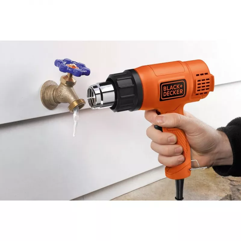 Karstā gaisa pistole Black & Decker KX1650 — 1750 W, līdz 600 °C, gaisa plūsma 570–740 l/min, 2 m kabelis, 600 g