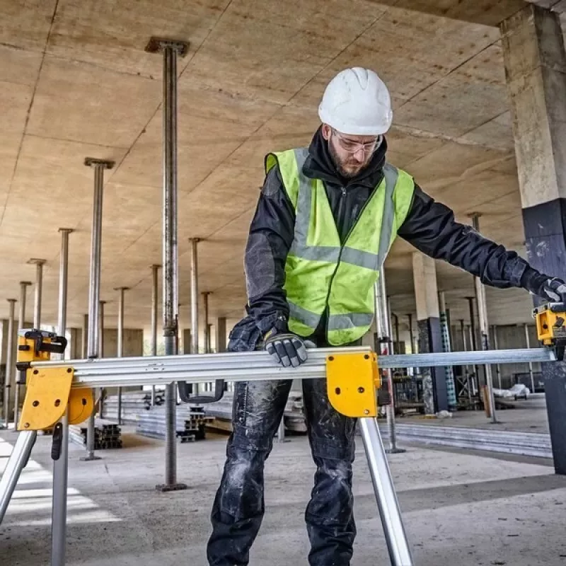 Statīvs ripzāģim DeWalt DE7033 — alumīnija saliekams, 4 kājas, izvēršams līdz 2,5 m, ietilpība 227 kg, 16 kg