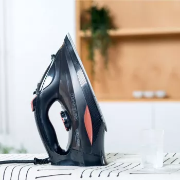 Tvaika gludeklis Black+Decker BXIR3000E (3000W; melns)