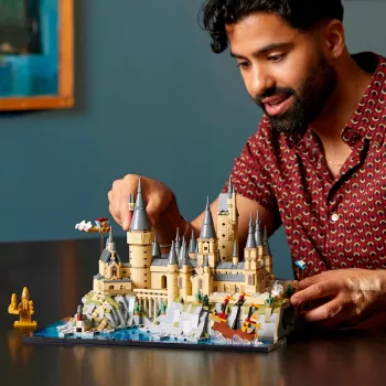 LEGO 76419 Harija Potera Cūkkārpas pils un teritorijas lielais komplekts pieaugušajiem, ieskaitot ikoniskas vietas: Lielā zāle, Noslēpumu palāta un vēl