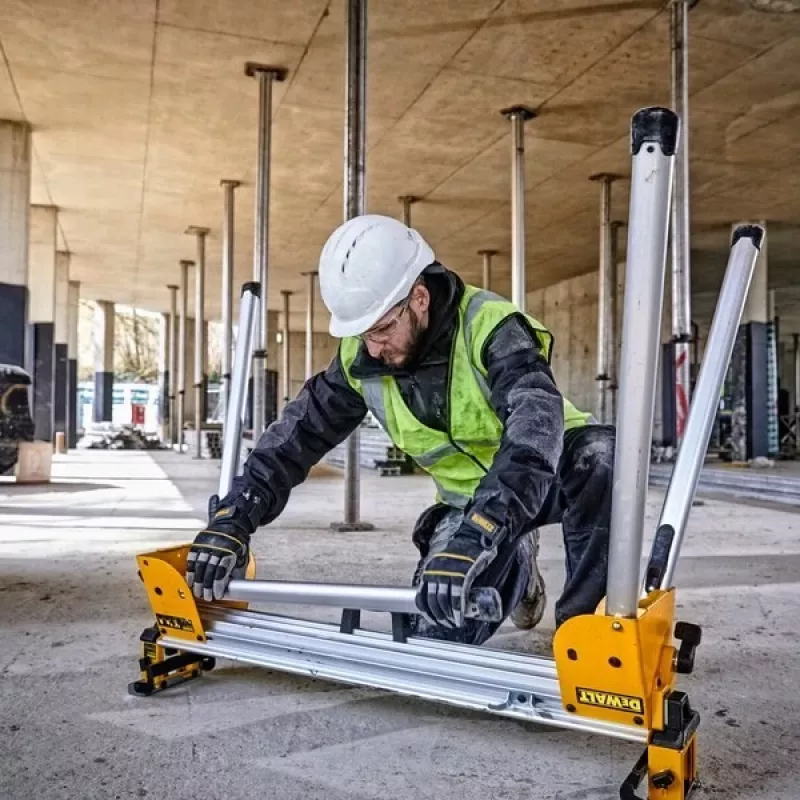 Statīvs ripzāģim DeWalt DE7033 — alumīnija saliekams, 4 kājas, izvēršams līdz 2,5 m, ietilpība 227 kg, 16 kg