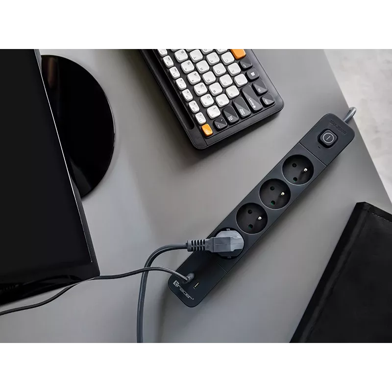 Tracer Power Line+ TRALIS47026 pagarinātājs, 4 ligzdas, USB-A + USB-C PD 18 W, 1,5 m, grafīta krāsā