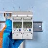 Qoltec 50882 Vienfāzes elektroniskais elektroenerģijas patēriņa skaitītājs DIN sliedei | Wi-Fi | TUYA | 230V | LCD