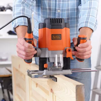 Router/Trimmer Black & Decker KW1200EKA-QS — kompakts maršrutētājs ar regulējamu dziļumu un ergonomisku dizainu