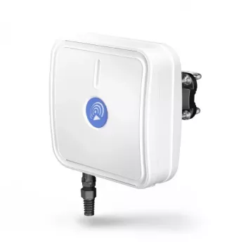 Virziena tīkla antena QuWireless QuMax — virziena PoE/LAN antena 0.694–2.7 GHz, līdz 6 dBi, balta