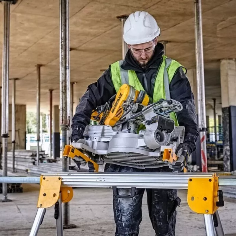 Statīvs ripzāģim DeWalt DE7033 — alumīnija saliekams, 4 kājas, izvēršams līdz 2,5 m, ietilpība 227 kg, 16 kg