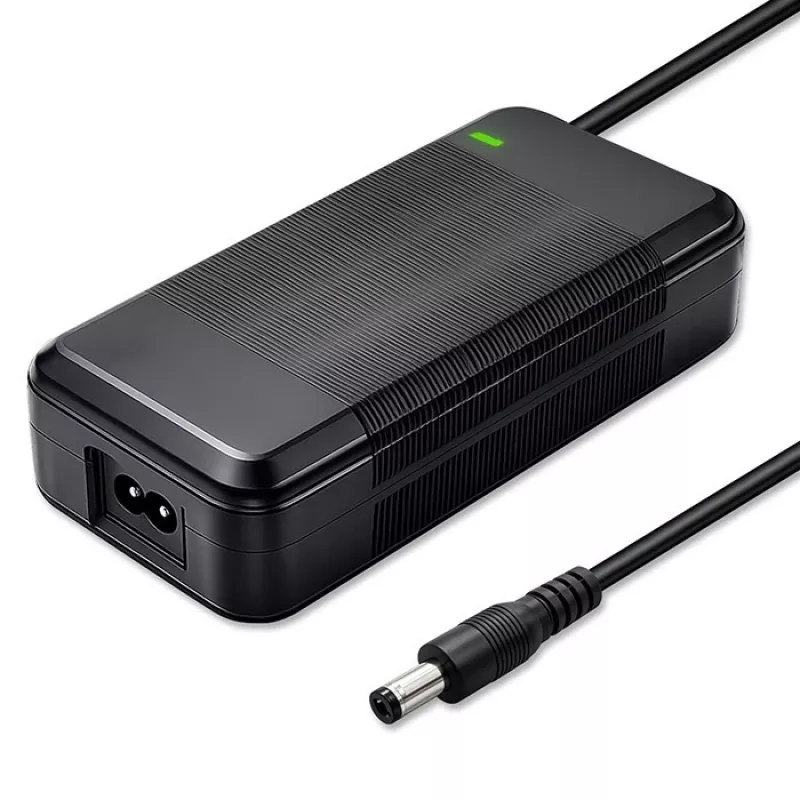 Lādētājs QOLTEC 36V–42V 4A e-velosipēdam, līdzstrāvas spraudnis 5.5×2.1 mm