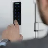 Qoltec 52448 Kodu slēdzene TITAN ar pirkstu nospiedumu lasītāju | RFID | BT 4.0 | Kods | Karte | Atslēgas piekariņš | Durvju zvans | IP68 | EM