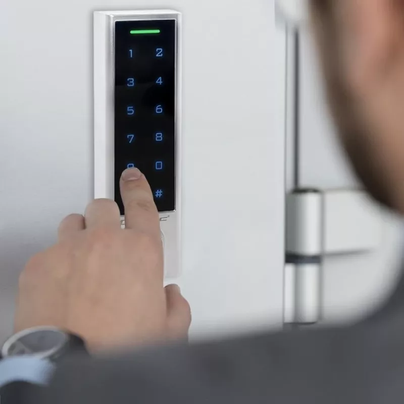 Qoltec 52448 Kodu slēdzene TITAN ar pirkstu nospiedumu lasītāju | RFID | BT 4.0 | Kods | Karte | Atslēgas piekariņš | Durvju zvans | IP68 | EM