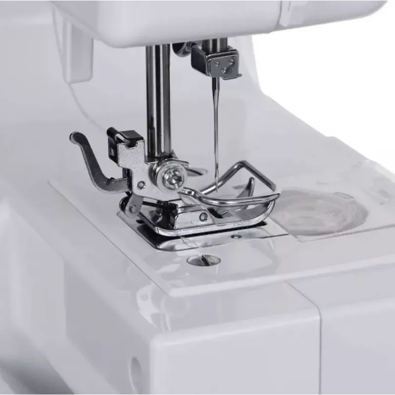Daļēji automātiskā šujmašīna SINGER M1005 — 11 šuvi, 4 mm dūriena platums, augšējā iebīdāmā spole, brīvā roka, 2,5 kg