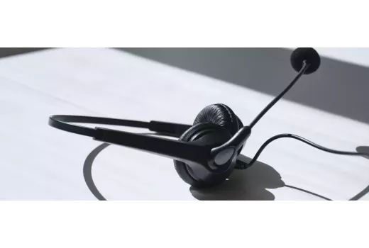 Biroja austiņas zvaniem: vadu, bezvadu un trokšņu slopēšanas izvēles ceļvedis