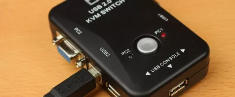 KVM pārslēgs: viena tastatūra un monitors vairākiem datoriem