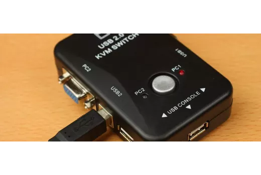 KVM pārslēgs: viena tastatūra un monitors vairākiem datoriem