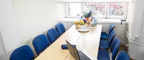 Projektors vai liels ekrāns sapulču telpā: praktisks salīdzinājums