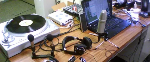 USB vai XLR mikrofons podkāstiem un straumēšanai: pilnīgs ceļvedis