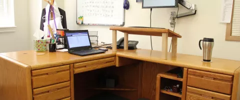 Ergonomiskā darba vieta: monitora augstums, roku pozīcija un pareiza stāja