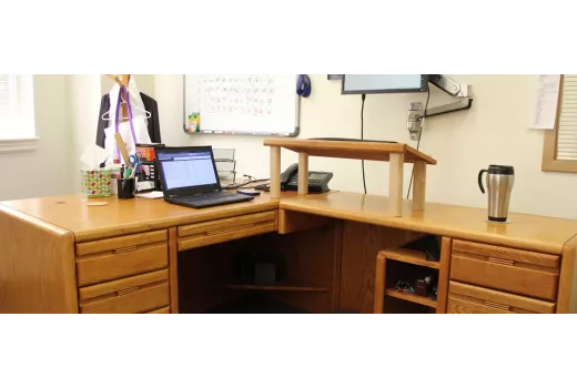 Ergonomiskā darba vieta: monitora augstums, roku pozīcija un pareiza stāja