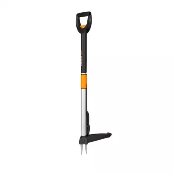 Nezāļu izraušanas rīks Fiskars 1020125 ar metāla rokturi, dziļums 1190 mm, platums 30 mm, svars 1.25 kg