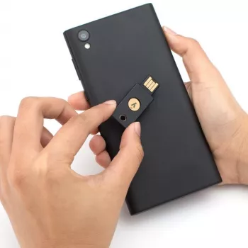 YUBICO YubiKey 5 NFC — fiziskā drošības atslēga