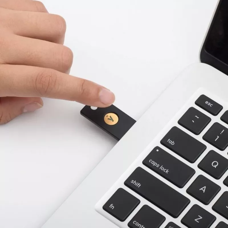 YUBICO YubiKey 5 NFC — fiziskā drošības atslēga