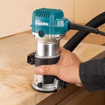 Maršruta frēze Makita RT0702CX2J — 710 W, 10 000–34 000 RPM, 8 mm skava, 0–40 mm dziļums, 1,8 kg