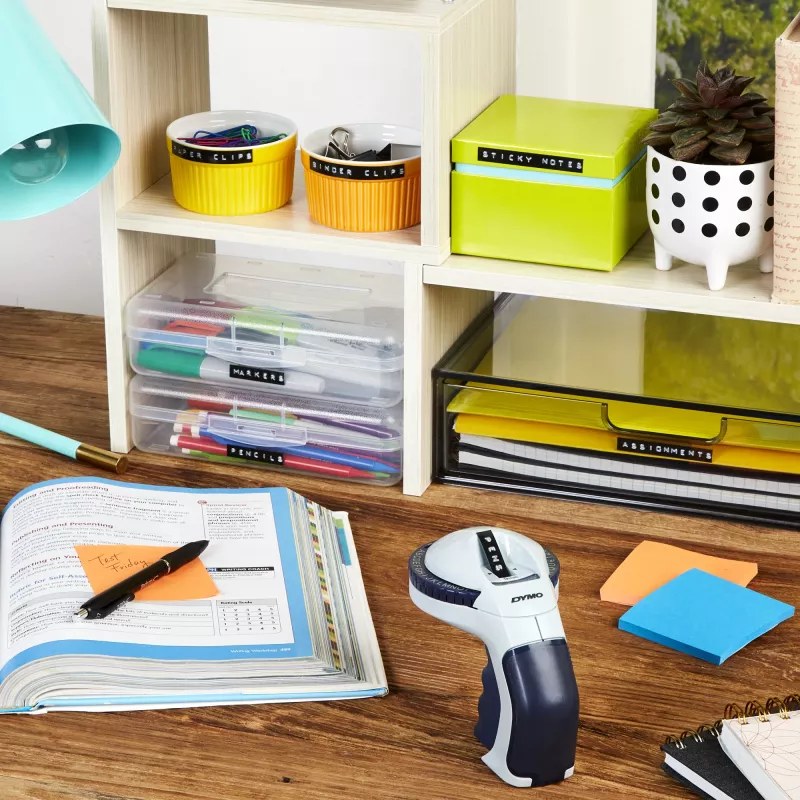 DYMO Omega reljefu etiķešu izgatavotājs | Mazs etiķešu spiedējs ar griežamo riteni un ergonomisku dizainu | Mājai, DIY un rokdarbiem