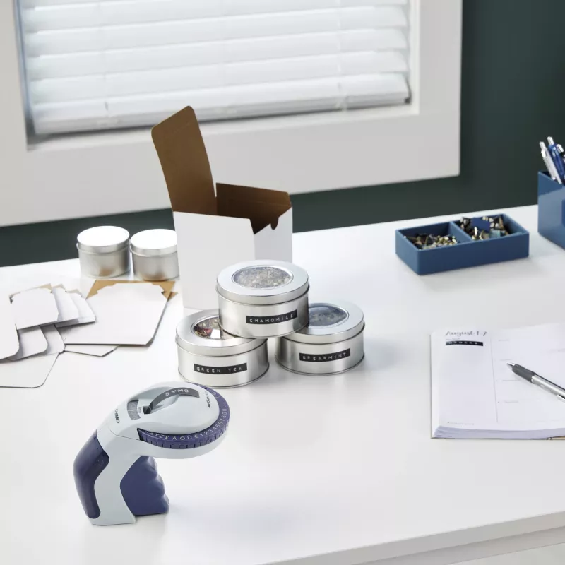 DYMO Omega reljefu etiķešu izgatavotājs | Mazs etiķešu spiedējs ar griežamo riteni un ergonomisku dizainu | Mājai, DIY un rokdarbiem