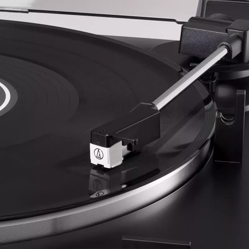 Audio-Technica AT-LP60X pilnībā automātisks jostas piedziņas atskaņotājs melnā krāsā