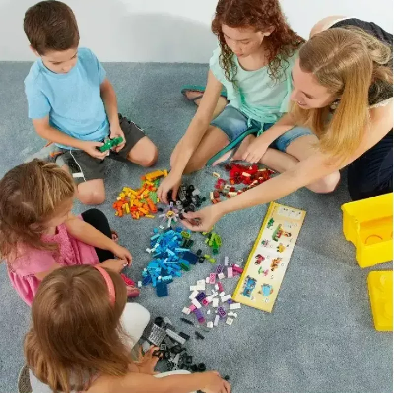 Būvkomplekts LEGO Classic 10698 — 790 detaļas, daudzkrāsains, 33 krāsas, iekļautas zaļas pamatnes un aksesuāri