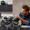 LEGO Technic motocikla modelis BMW M1000RR 42130 ar detalizētu dzinēju un darba balstiekārtu