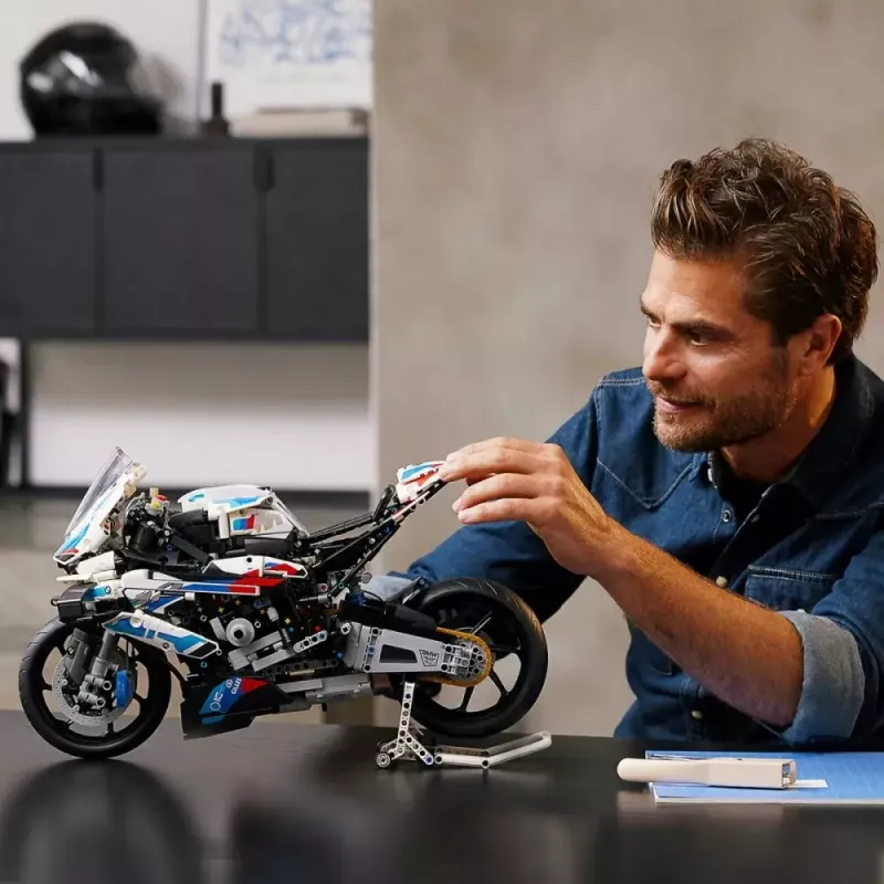 LEGO Technic motocikla modelis BMW M1000RR 42130 ar detalizētu dzinēju un darba balstiekārtu