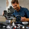 LEGO Technic motocikla modelis BMW M1000RR 42130 ar detalizētu dzinēju un darba balstiekārtu
