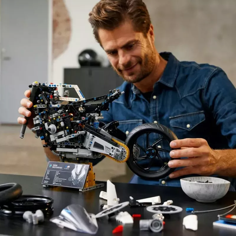 LEGO Technic motocikla modelis BMW M1000RR 42130 ar detalizētu dzinēju un darba balstiekārtu