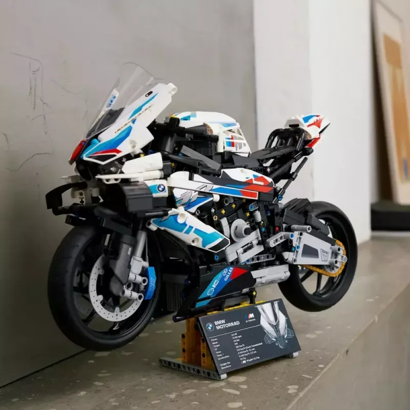 LEGO Technic motocikla modelis BMW M1000RR 42130 ar detalizētu dzinēju un darba balstiekārtu