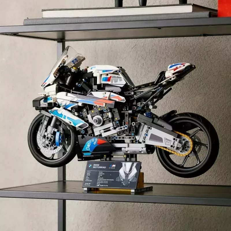LEGO Technic motocikla modelis BMW M1000RR 42130 ar detalizētu dzinēju un darba balstiekārtu