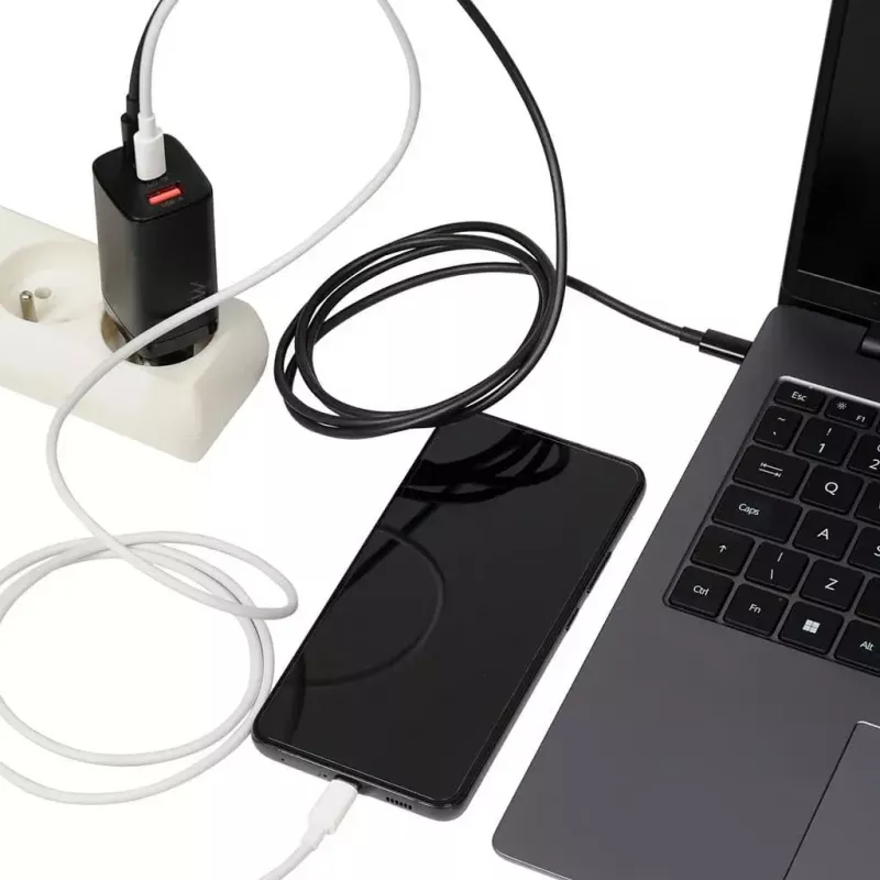 iBOX C-65 ILUC65B – GaN 65 W lādētājs, 2x USB-C + 1x USB-A, melnā krāsā