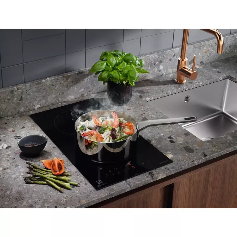 Indukcijas plīts virsma Electrolux LIT30230C — 2 zonu iebūvējama, 29 cm platums, melna, skārienjutīga vadība, 210/145 mm zonas