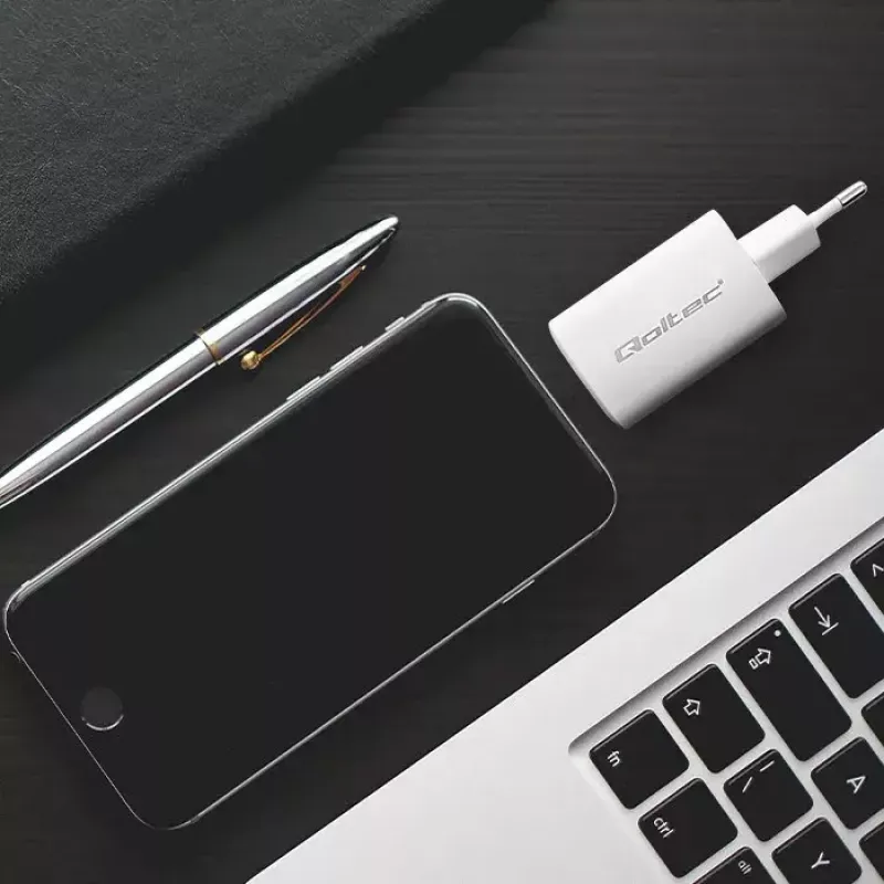 Qoltec 50765 GaN ULTRA 65 W lādētājs, 1× USB-C PD + 1× USB-A QC 3.0, 5–20 V, 2 ierīcēm, baltā krāsā