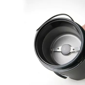 Kafijas dzirnaviņas Black & Decker BXCG150E — 150 W, 50 g tilpums, nerūsējošā tērauda asmeņi, pogas vadība