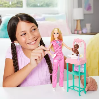 Barbie Bērnu ārste ar blondīni, 1 mazulis, mēbeles un aksesuāri