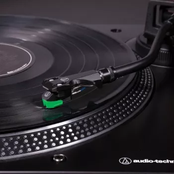 Audio-Technica AT-LP120XUSB tiešās piedziņas atskaņotājs (analogais un USB), sudrabots