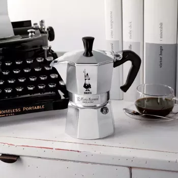 Moka kafijas automāts BIALETTI Moka Express 0.2 L alumīnijs melns — 3 tases (200 ml), nav piemērots indukcijai