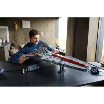 LEGO Star Wars Republikas Venator klases uzbrukuma kreiseris 75367 — konstruktors, 5374 gab., 320×1090×540 mm, 2 minifigūras, vecums 18+