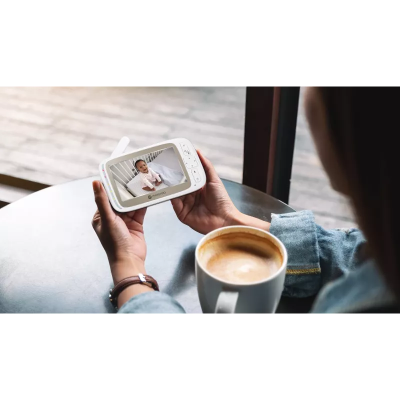 Video kamera Motorola VM85 CONNECT — 5 collu TFT displejs, 480×272, 300 m diapazons, 2× digitālais tālummaiņa, 2,4 GHz Wi‑Fi/FHSS, divvirzienu audio, balta